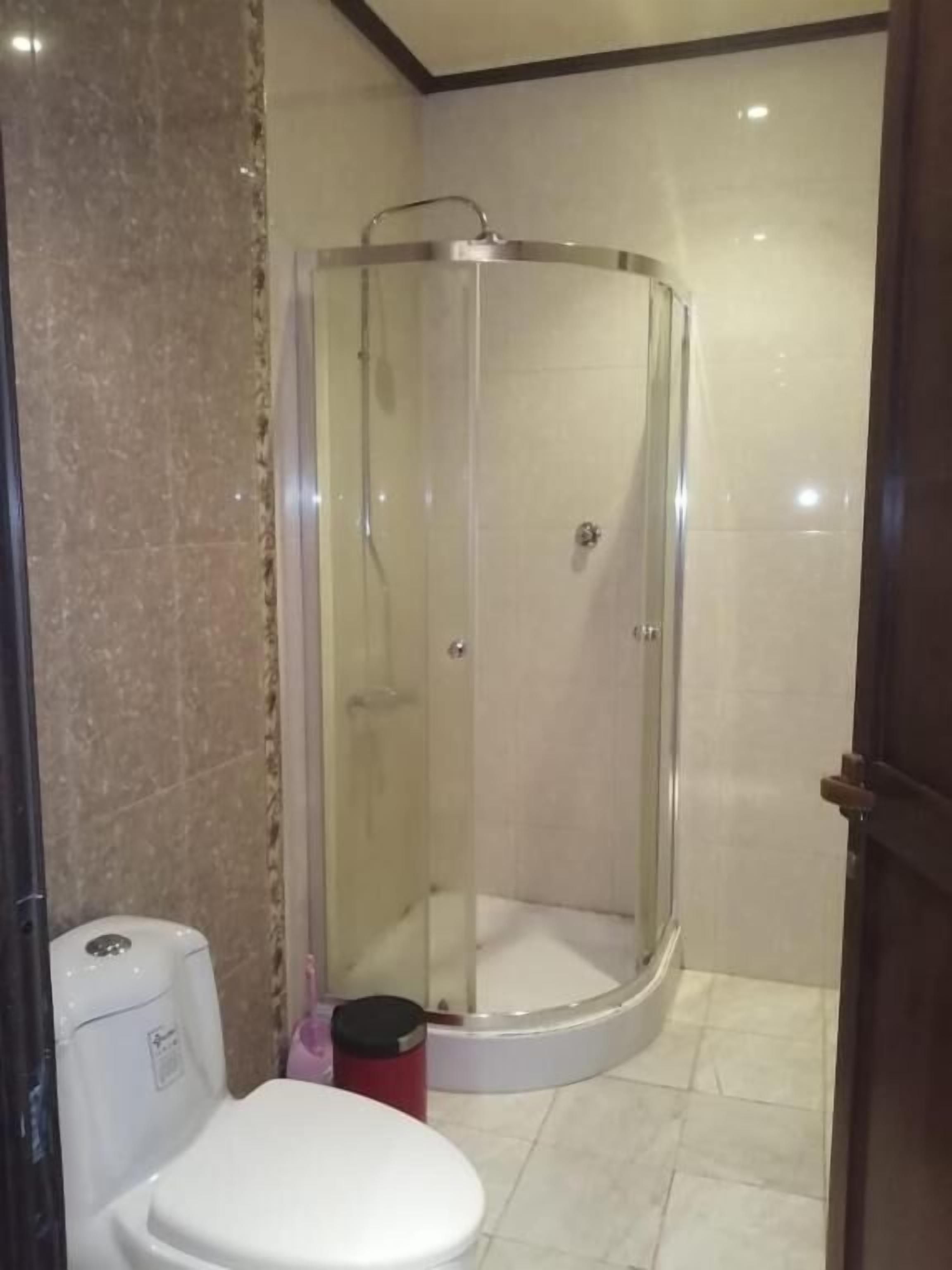 Familie appartement, uitzicht op kanaal | Badkamer | Gratis toiletartikelen, zeep, shampoo, toiletpapier