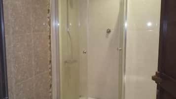 Familie appartement, uitzicht op kanaal | Badkamer | Gratis toiletartikelen, zeep, shampoo, toiletpapier