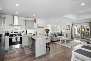 Refrigerador, microondas, horno y parrilla de estufa 