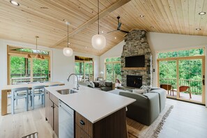 Interior - Refined Mountain Cabin on Pisgah Trails (Old Fort)