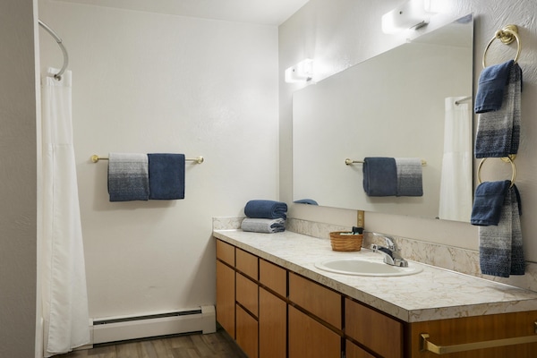 2 Queen Beds Kitchen Suite Non-Smoking image 1
