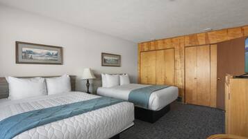 Tabla de planchar con plancha, wifi y ropa de cama