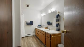 Regadera, secadora de cabello, toallas, jabón