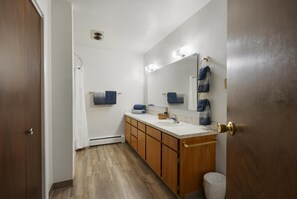 Shower, hair dryer, towels, soap - 2 Queen Beds Kitchen Suite Non-Smoking (Polson)