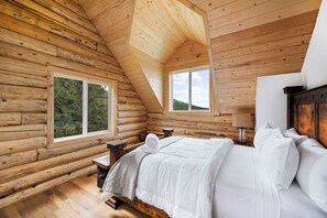 2 bedrooms, desk, WiFi, bed sheets