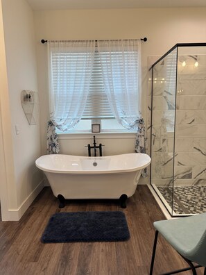 Secador de cabelo, toalhas de banho, sabonete, papel higiênico