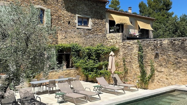 A stone villa with a swimming pool, outdoor seating, and a garden. - Les Yourtes de Provence (Saint-Paulet-de-Caisson)