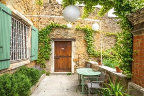 Outdoor dining - Les Yourtes de Provence (Saint-Paulet-de-Caisson)