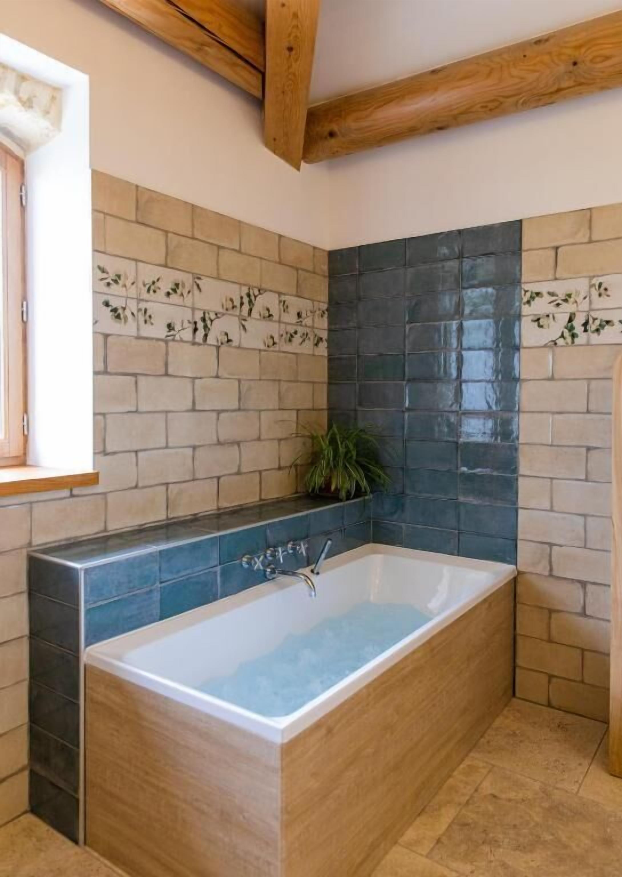 Ein Badezimmer mit einer Badewanne, Holzbalken und Fliesenwänden.