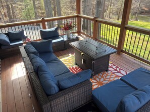Property grounds - The Shamrock Lake Norman. Swim, fish, kayak, boating, pool, hot tub, jet ski. (Statesville)