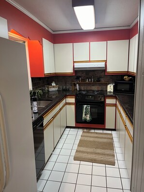 Microwave, oven, stovetop, dishwasher - The Shamrock Lake Norman. Swim, fish, kayak, boating, pool, hot tub, jet ski. (Statesville)
