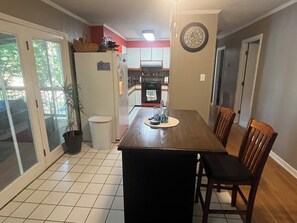 Microwave, oven, stovetop, dishwasher - The Shamrock Lake Norman. Swim, fish, kayak, boating, pool, hot tub, jet ski. (Statesville)