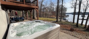 The Shamrock Lake Norman. Swim, fish, kayak, boating, pool, hot tub, jet ski.