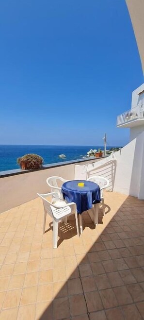 Habitación triple estándar, balcón, vistas al mar