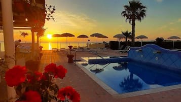 Una piscina al aire libre de temporada
