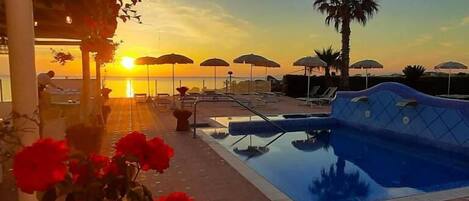 Una piscina al aire libre de temporada
