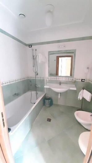 Quarto triplo superior, sacada, vista para o mar