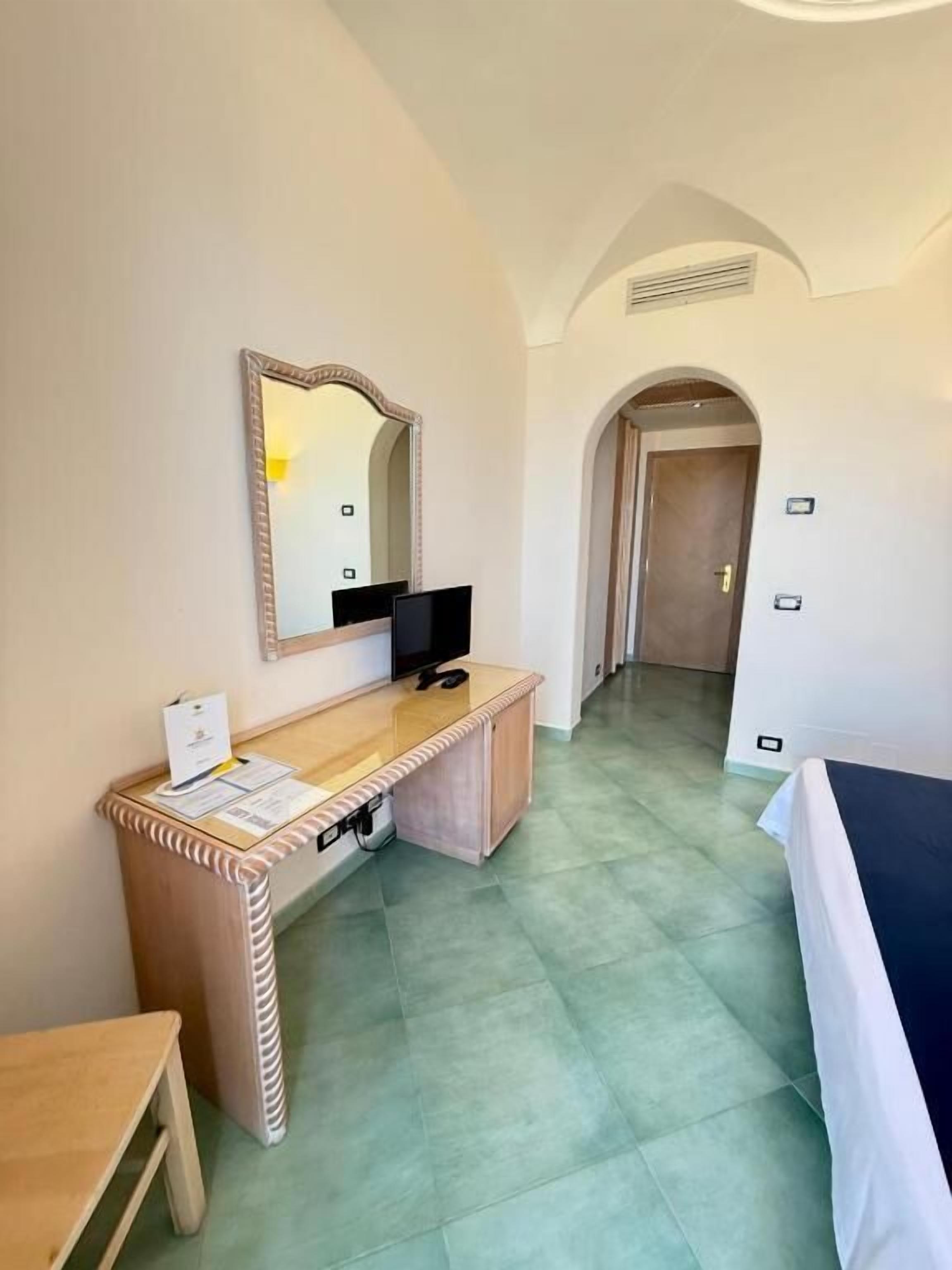 In-room safe, free WiFi