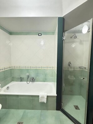 Quarto quádruplo superior, sacada, vista para o mar | Banheiro