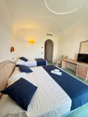 Quarto triplo standard, sacada, vista para o mar | Cofres nos quartos, Wi-Fi de cortesia