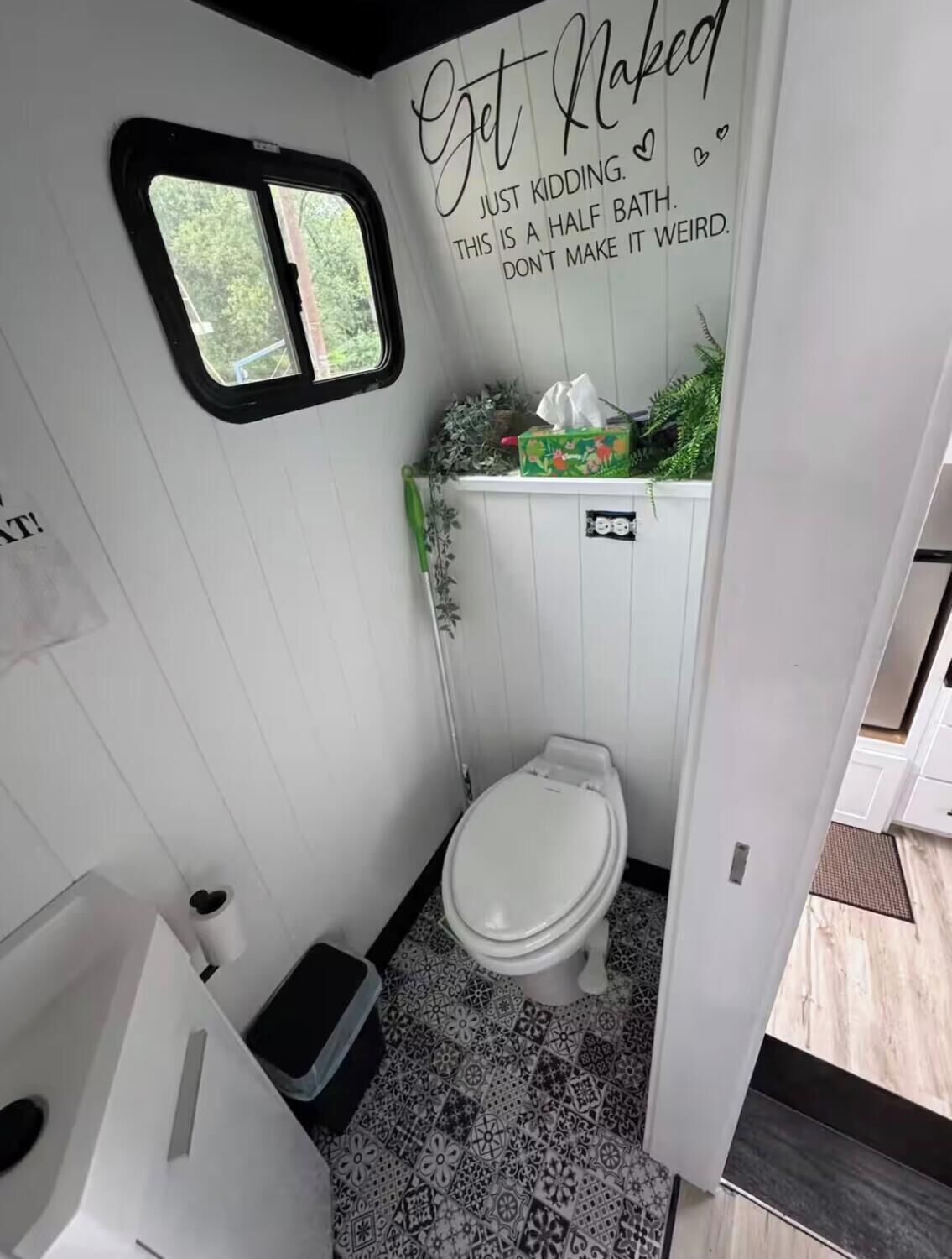 ヘアドライヤー、タオル、石鹸、トイレットペーパー