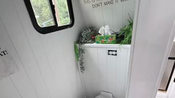 SĂšche-cheveux, serviettes fournies, savon, papier toilette