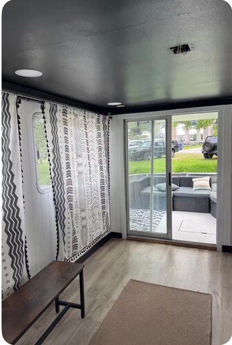 1-bedroom house boat with AC.  Close to downtown, parks, restaurants, and bars.