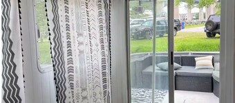 1-bedroom house boat with AC.  Close to downtown, parks, restaurants, and bars.