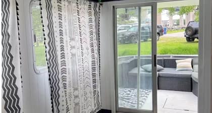 1-bedroom house boat with AC. Close to downtown, parks, restaurants, and bars.