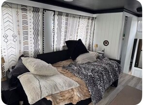 1 bedroom, Internet, bed sheets - 1-bedroom house boat with AC.  Close to downtown, parks, restaurants, and bars. (La Crosse)