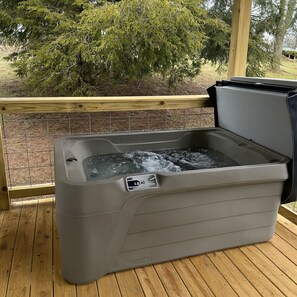 Outdoor spa tub - Cozy Cottage near Ocoee White Water Rafting Outfitters with Hot Tub! (Copperhill)
