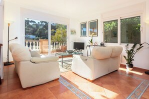 TV - Sa Riera: Vistas, Piscina y Playa a pie (Sa Riera)