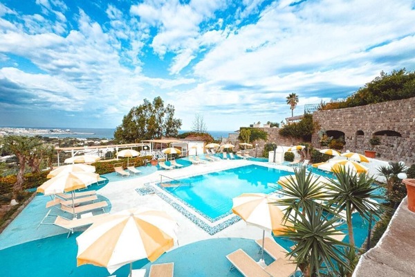 Innendørsbasseng,utendørsbasseng, bassengparasoller og solsenger