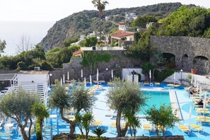 Piscina coberta, piscina a l'aire lliure, para-sols i gandules 
