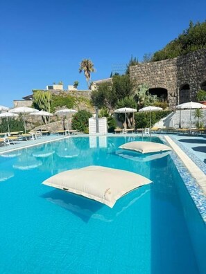 Piscina coberta, piscina a l'aire lliure, para-sols i gandules 
