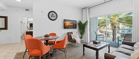 Appartement (2 Bedrooms) | Aire de séjour | Téléviseur de 50 po avec télévision par cùble