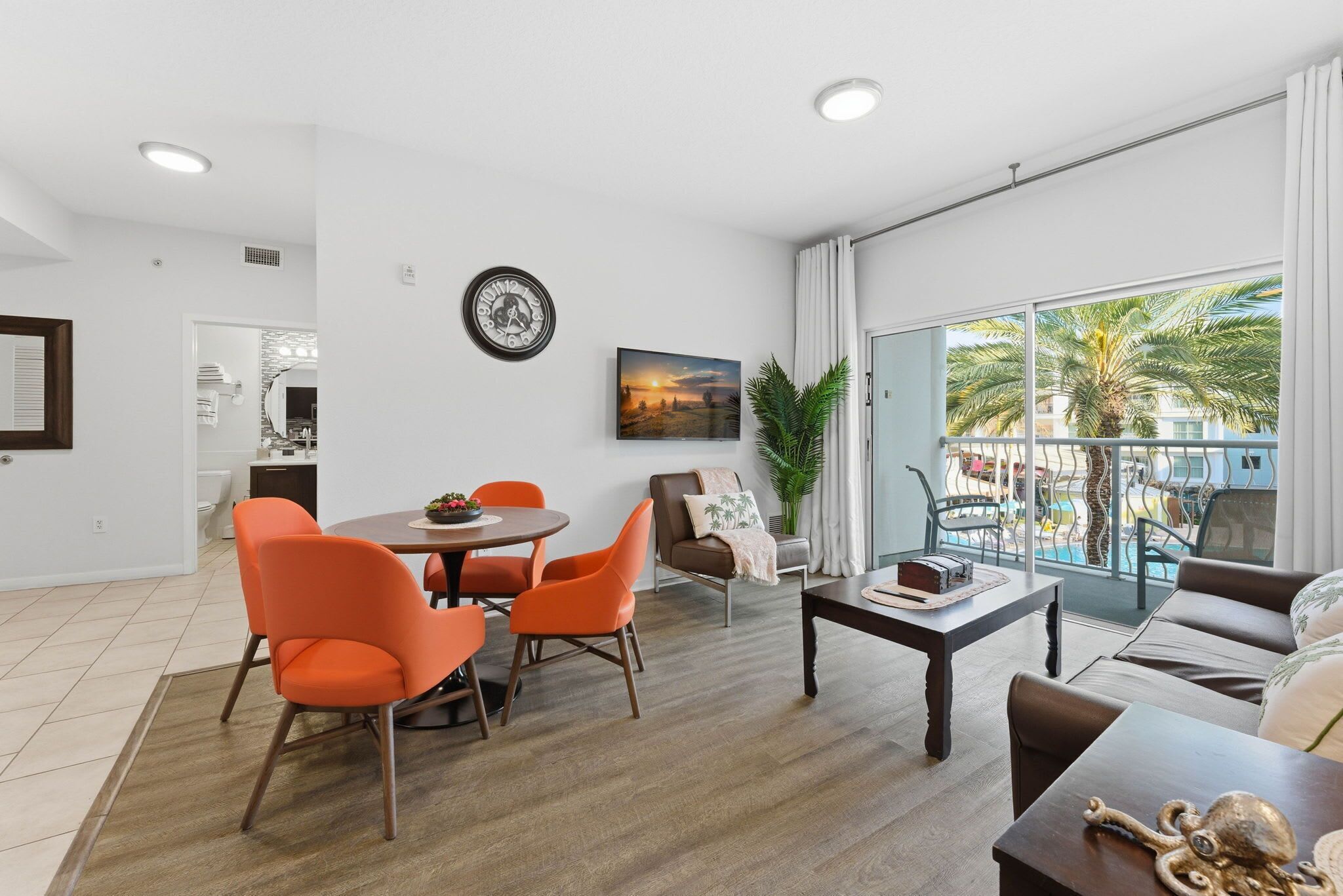 Apartment (2 Bedrooms) | Wohnbereich | 50-Zoll-Fernseher mit Kabelempfang