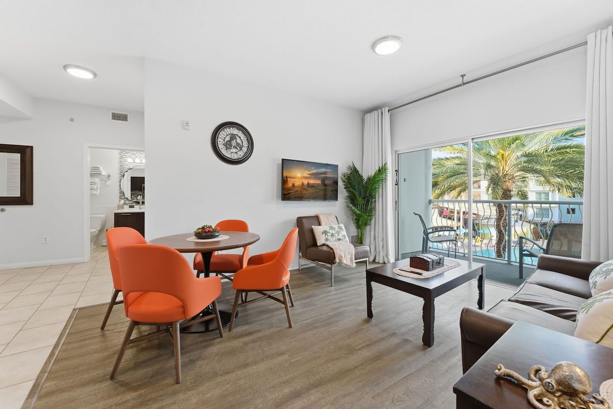 Appartement (2 Bedrooms) | Woonruimte | Een 50-inch televisie met kabelzenders