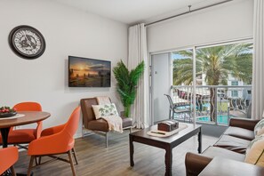 Appartement (2 Bedrooms) | Woonruimte | Een 50-inch televisie met kabelzenders