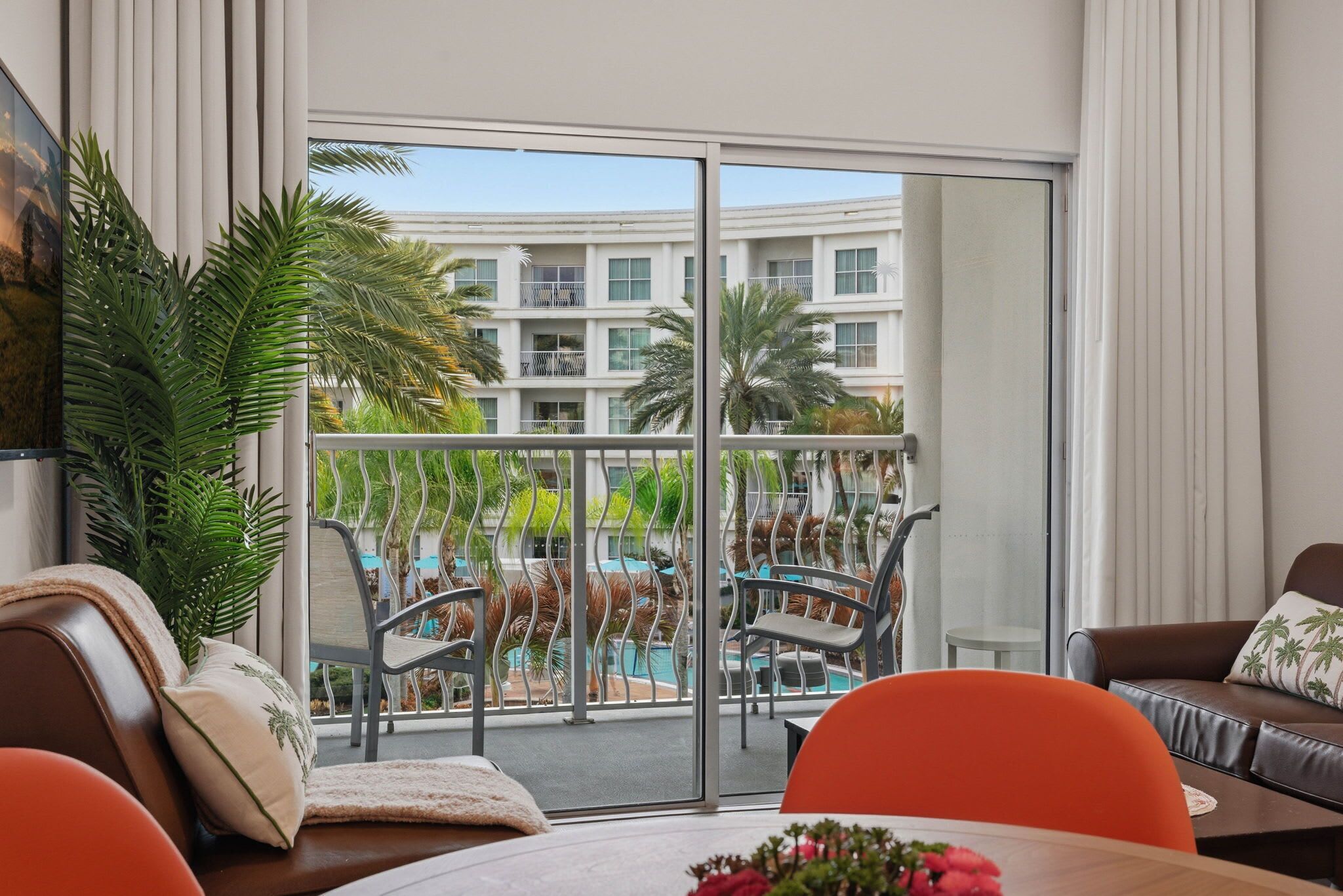 Appartement (2 Bedrooms) | Woonruimte | Een 50-inch televisie met kabelzenders