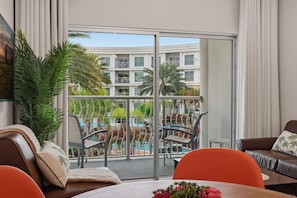 Appartement (2 Bedrooms) | Woonruimte | Een 50-inch televisie met kabelzenders