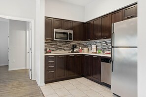 Apartament (2 Bedrooms) | Cuina privada | Microones, rentaplats i utensilis de cuina, vaixella i coberteria 