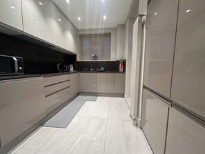 Refrigerador, microondas, horno y lavavajillas