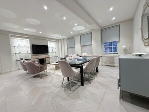 Dining - 3 Bedroom Apartment at Edgware Rd Westchester House (London)