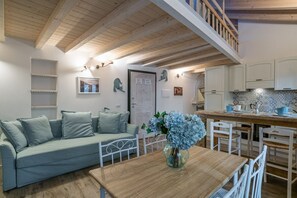 Interior - GuestHost - Comfortable mezzanine apartment of approximately 35 square meters, accommodating up to four people, located on the first floor of a building without an elevator.The property is located in Visgnola, a quiet hamlet of Bellagio, one of Lake Como (Bellagio)