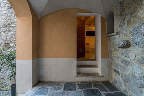Exterior detail - GuestHost - Comfortable mezzanine apartment of approximately 35 square meters, accommodating up to four people, located on the first floor of a building without an elevator.The property is located in Visgnola, a quiet hamlet of Bellagio, one of Lake Como (Bellagio)