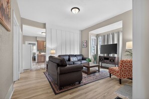 Smart TV - Westside 4 Bedroom Furnished Remodeled Short Term.  Close to Downtown/Action (Grand Rapids)