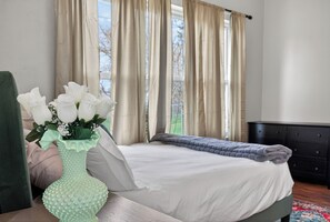 4 bedrooms, iron/ironing board, WiFi, bed sheets
