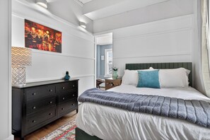 4 bedrooms, iron/ironing board, WiFi, bed sheets - Westside 4 Bedroom Furnished Remodeled Short Term.  Close to Downtown/Action (Grand Rapids)