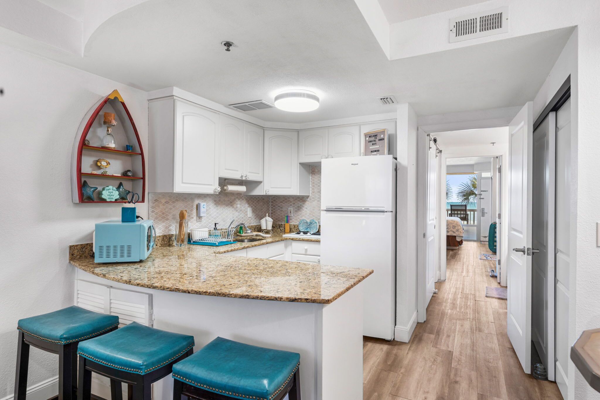 Køleskab, mikrobølgeovn, kogeplade, kaffe-/temaskine